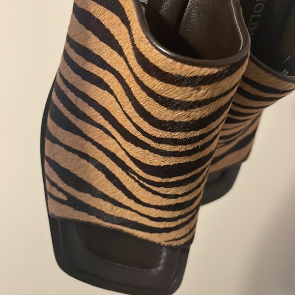 Animal print size 7 1/2 chunky low heeled slip on shoes - Picture 2 of 4
